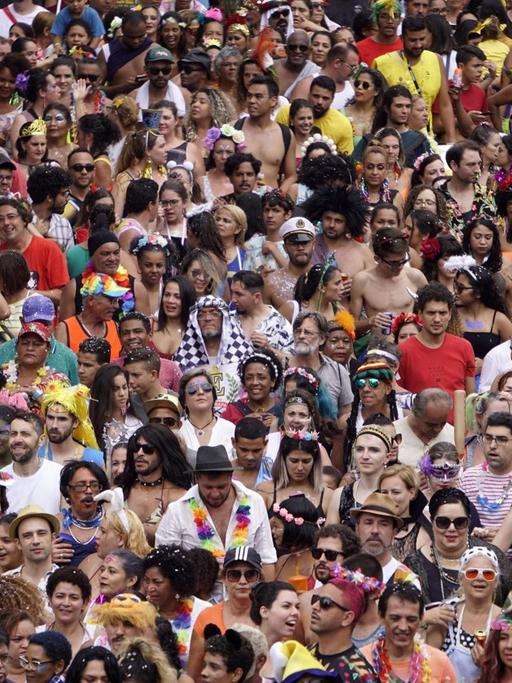 Tausende feiernde Menschen auf den Straßen von Sao Paulo