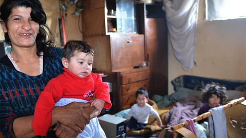 Die Bewohnerin Serjana steht mit ihren Kindern am 09.04.2013 in ihrer Hütte in der Roma-Siedlung Belvil in Belgrad.