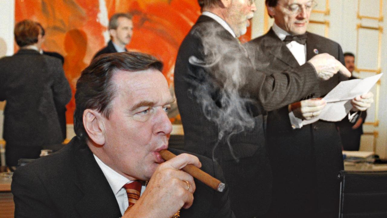 Bundeskanzler Gerhard Schröder pafft eine dicke Zigarre; Aufnahme vom Dezember 1998 in der in der Wiener Hofburg. Bundeskanzler Gerhard Schröder pafft eine dicke Zigarre; Aufnahme vom Dezember 1998 in der in der Wiener Hofburg.