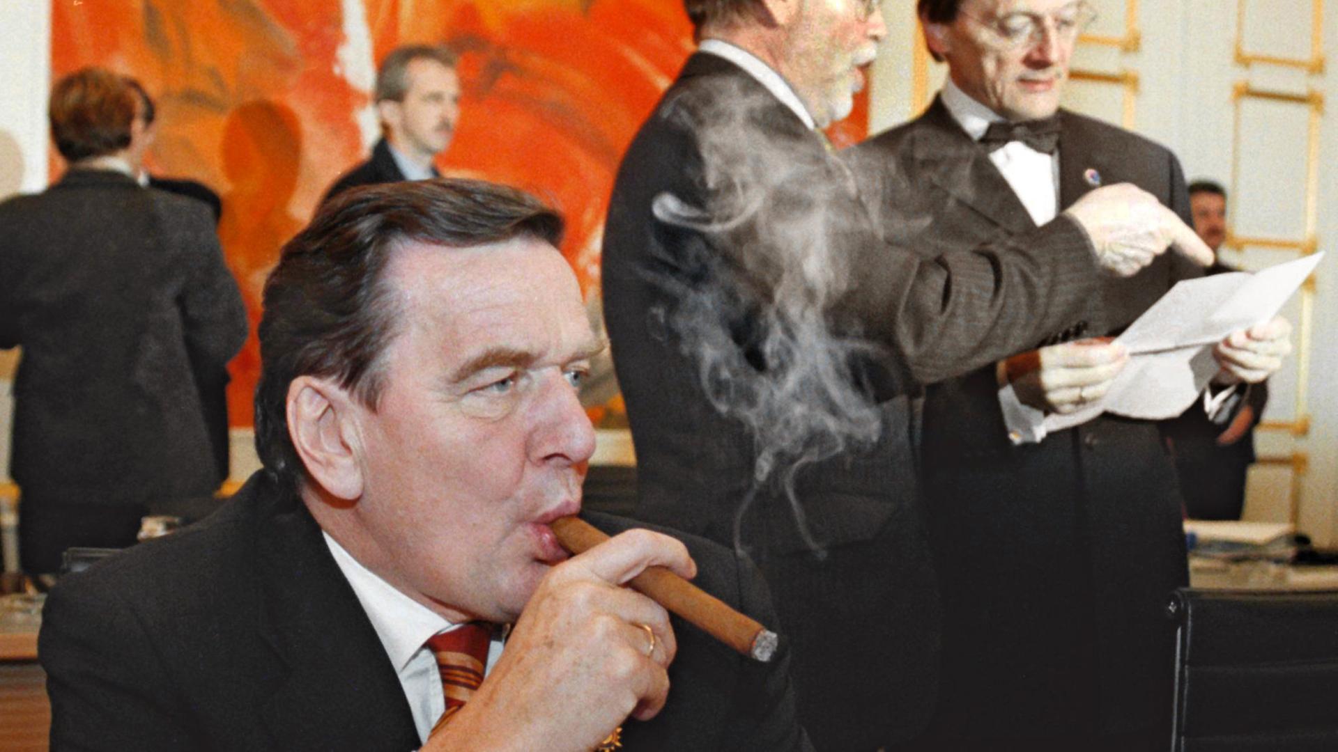 Bundeskanzler Gerhard Schröder pafft eine dicke Zigarre; Aufnahme vom Dezember 1998 in der in der Wiener Hofburg. Bundeskanzler Gerhard Schröder pafft eine dicke Zigarre; Aufnahme vom Dezember 1998 in der in der Wiener Hofburg.