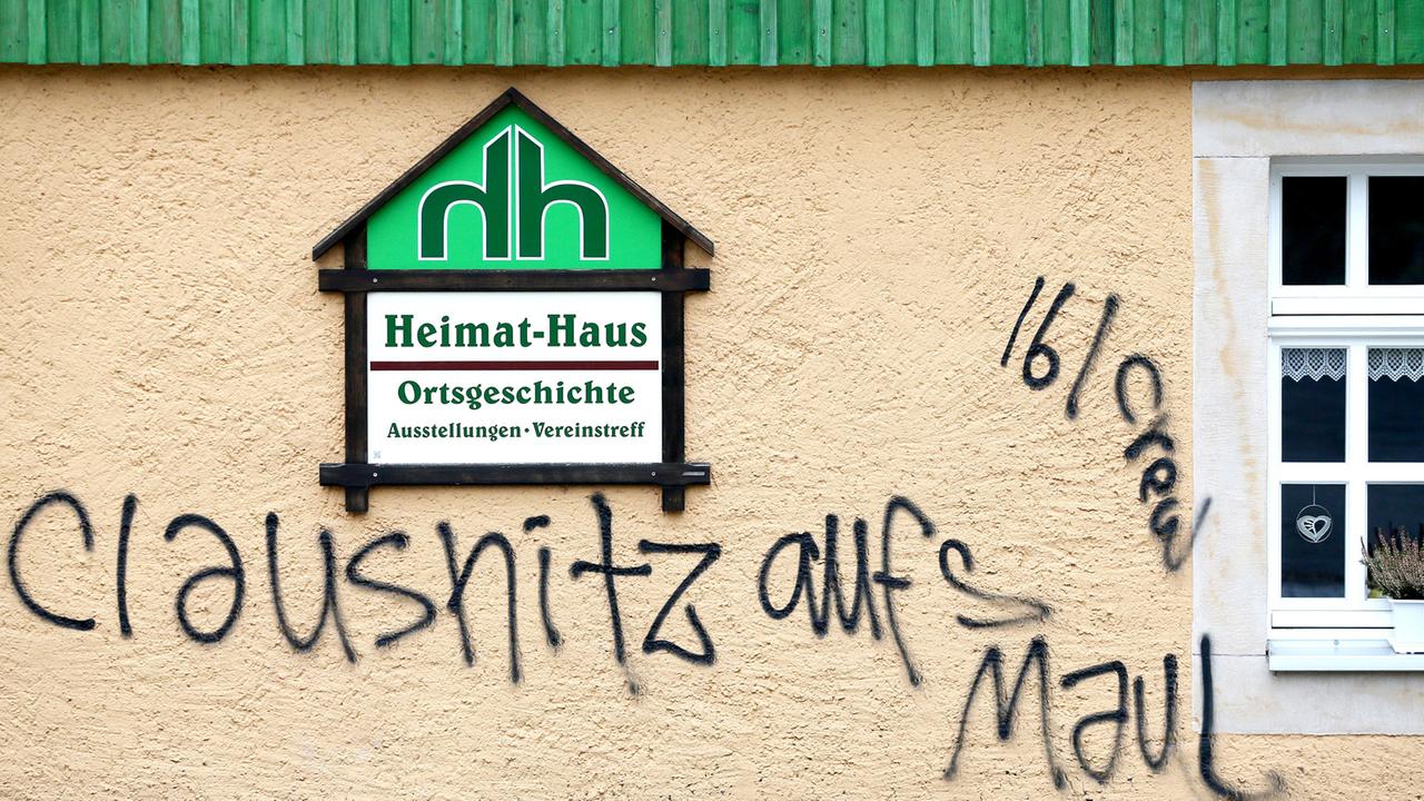 Das mit Parolen beschmierte Heimat-Haus in Clausnitz. Am 18.2.2016 hatte in dem sächsischen Ort eine grölende Meute einen Bus blockiert, der Geflüchtete in eine Unterkunft bringen sollte. Das mit Parolen beschmierte Heimat-Haus in Clausnitz. Am 18.2.2016 hatte in dem sächsischen Ort eine grölende Meute einen Bus blockiert, der Geflüchtete in eine Unterkunft bringen sollte.