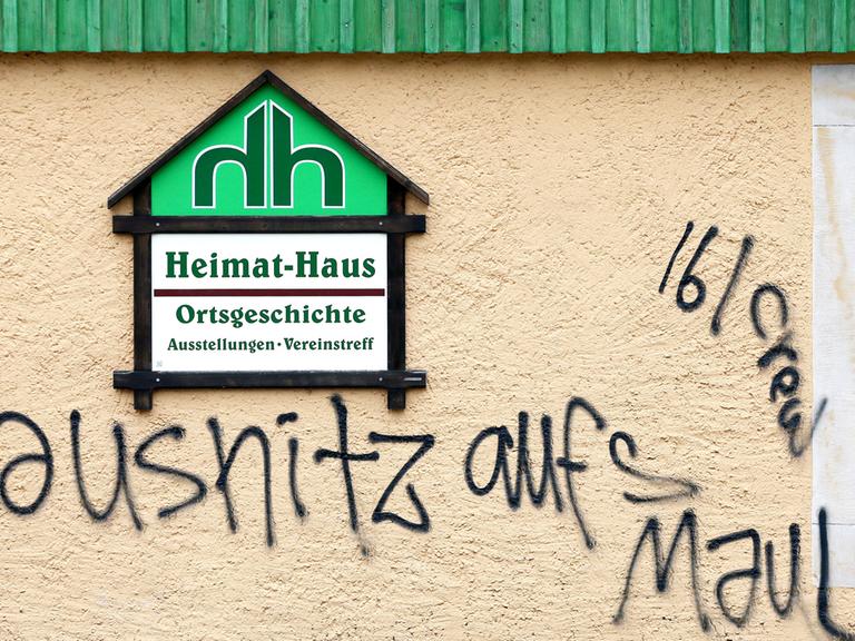 Das mit Parolen beschmierte Heimat-Haus in Clausnitz. Am 18.2.2016 hatte in dem sächsischen Ort eine grölende Meute einen Bus blockiert, der Geflüchtete in eine Unterkunft bringen sollte.