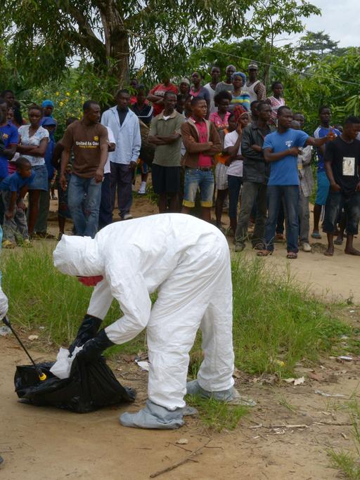 Das Rote Kreuz in Liberia in einer Nachbarschaft in Banjor, in der Ebola-Fälle aufgetreten sind.