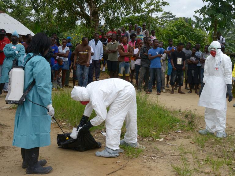 Das Rote Kreuz in Liberia in einer Nachbarschaft in Banjor, in der Ebola-Fälle aufgetreten sind.
