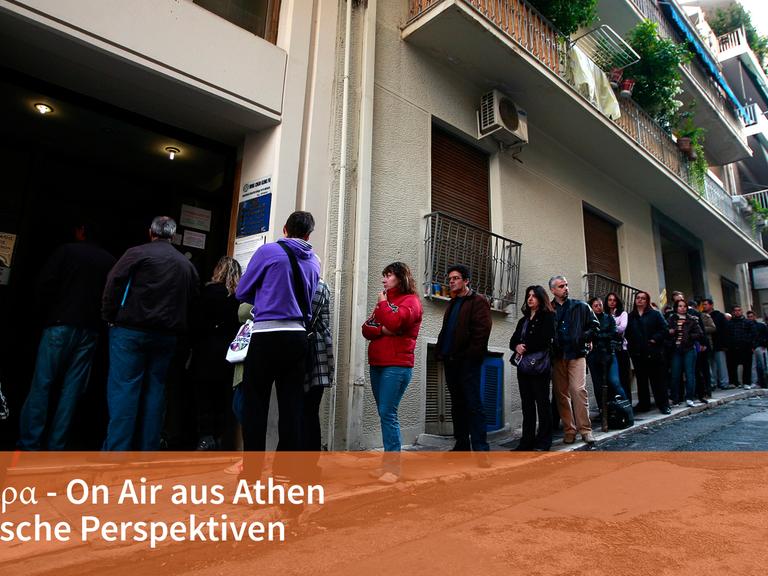 Arbeitslose warten auf die Auszahlung ihrer Arbeitslosenunterstützung in Athen.