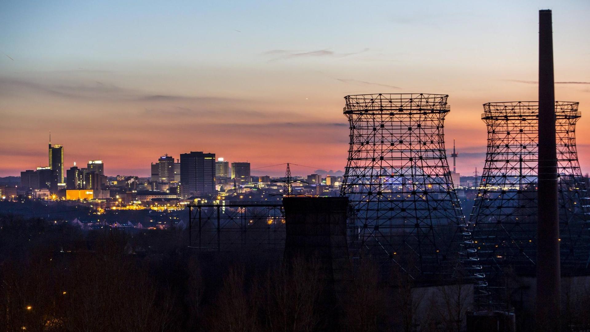 Panorama der Innenstadt von Essen, Skyline vor Abendhimmel, vorne Kühlturmgerüste der Kokerei Zollverein Panorama der Innenstadt von Essen, Skyline vor Abendhimmel, vorne Kühlturmgerüste der Kokerei Zollverein
