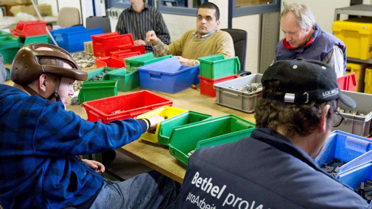 Behinderte Mitarbeiter in einer Werkstatt der Bethel-Stiftung in Bielefeld Behinderte Mitarbeiter in einer Werkstatt der Bethel-Stiftung in Bielefeld