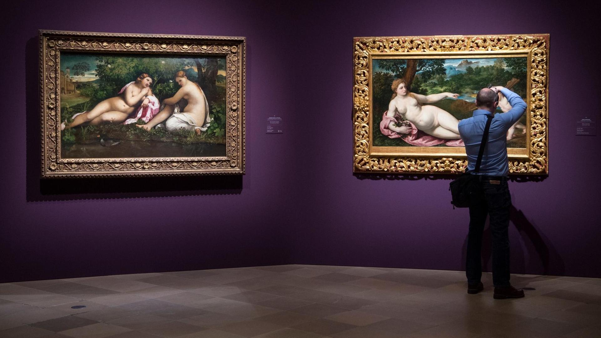 Ein Mann fotografiert in der Ausstellung "Tizian und die Renaissance in Venedig" im Städel ein Detail eines Bildes. Ein Mann fotografiert in der Ausstellung "Tizian und die Renaissance in Venedig" im Städel ein Detail eines Bildes.