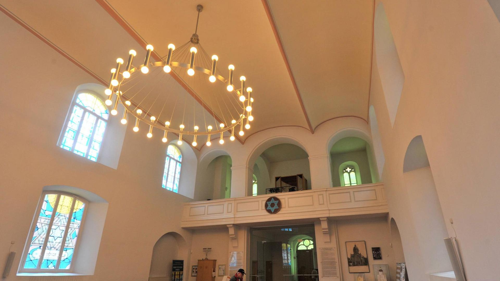 Blick in die Synagoge von Cottbus, die seit 2015 in einer ehemaligen evangelischen Kirche ist. An der Empore wurde ein Davidsstern angebracht Blick in die Synagoge von Cottbus, die seit 2015 in einer ehemaligen evangelischen Kirche ist. An der Empore wurde ein Davidsstern angebracht