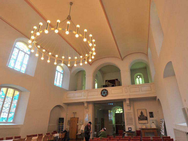 Blick in die Synagoge von Cottbus, die seit 2015 in einer ehemaligen evangelischen Kirche ist. An der Empore wurde ein Davidsstern angebracht