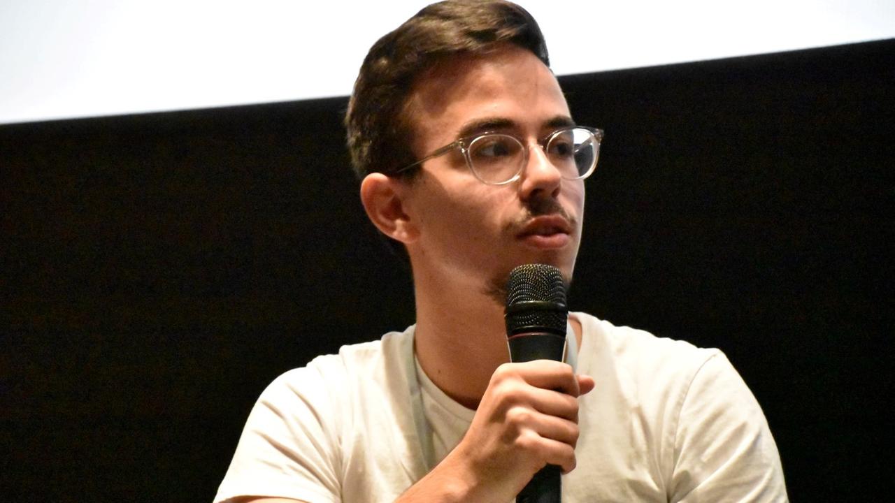 Silas Feirreira da Silva moderiert eine Veranstaltung der YouthBridge. Silas Feirreira da Silva moderiert eine Veranstaltung der YouthBridge.