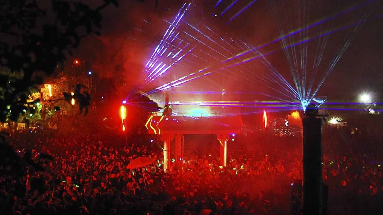 Laser-Lichtinstallation an der Turmbühne auf dem Fusion Festival. Unter der Bühne stehen Tausende Menschen, die tanzen. Laser-Lichtinstallation an der Turmbühne auf dem Fusion Festival. Unter der Bühne stehen Tausende Menschen, die tanzen.
