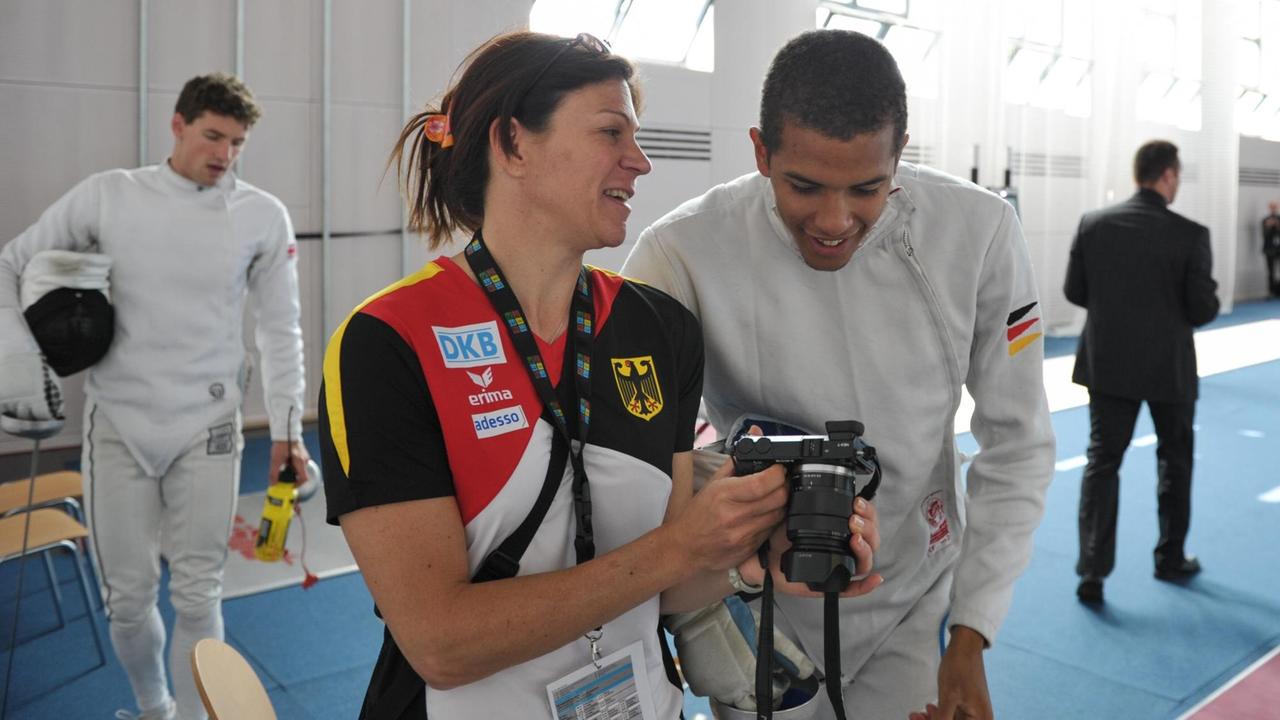 Kim Raisner (l), Bundestrainerin der Damen beim Modernen Fünfkamp, zeigt Marvin Faly Dogue (r) nach dem Wettkampf im Fechten einige Wettkampfszenen. Kim Raisner (l), Bundestrainerin der Damen beim Modernen Fünfkamp, zeigt Marvin Faly Dogue (r) nach dem Wettkampf im Fechten einige Wettkampfszenen.