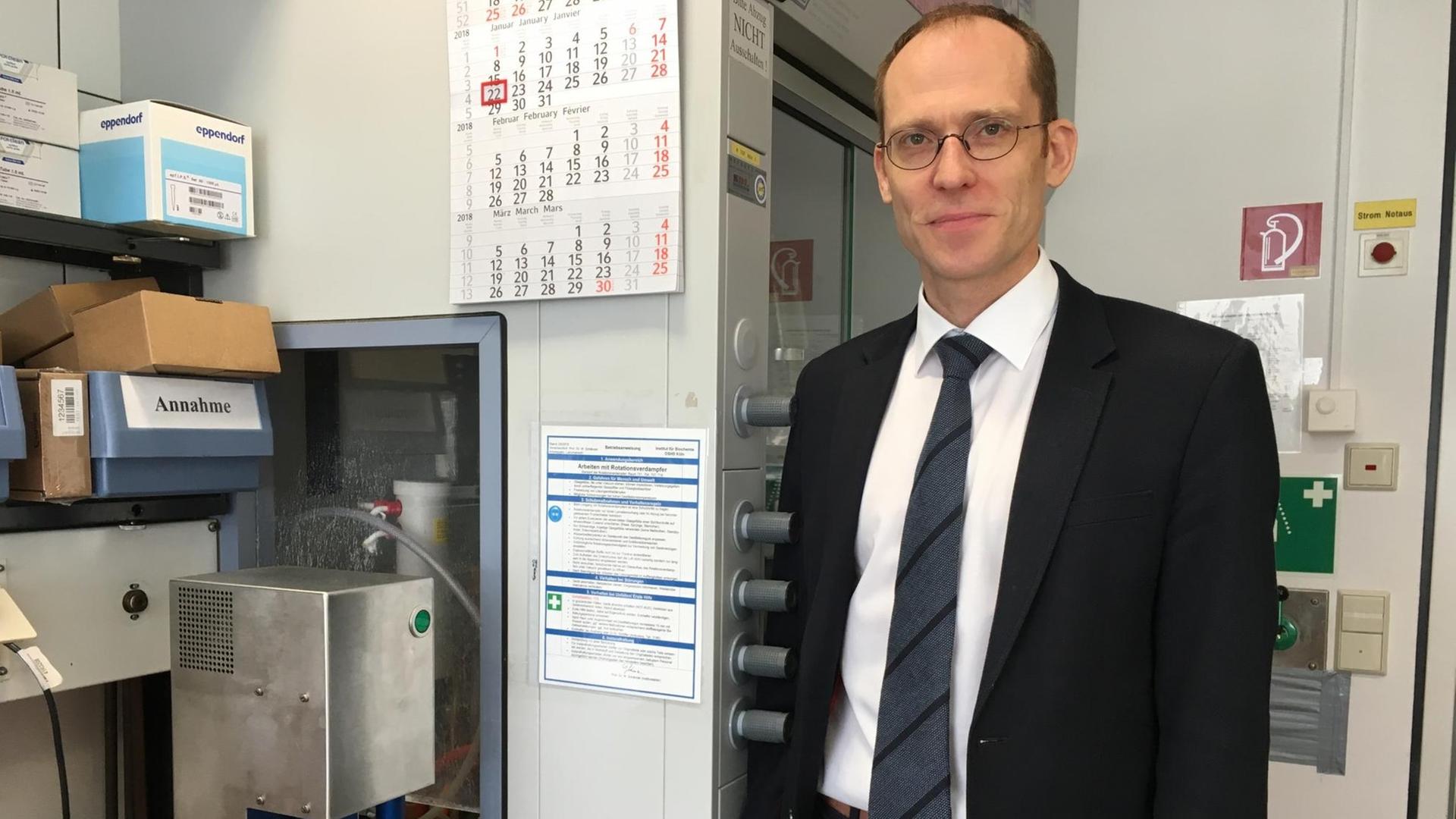 Dopinganalytiker Mario Thevis steht im Kölner Dopinglabor neben der Maschine, mit der er die Proben überprüft. Dopinganalytiker Mario Thevis steht im Kölner Dopinglabor neben der Maschine, mit der er die Proben überprüft.