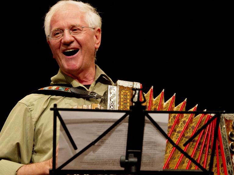Hans Well von der bayerischen Band "Biermöslblosn" im Volkstheater in München 