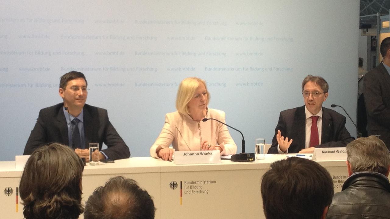 Bundesbildungsministerin Johanna Wanka (Mitte) stellte auf der CeBIT ihre ihre Forschungsstrategie zu Big Data und IT-Sicherheit vor Bundesbildungsministerin Johanna Wanka (Mitte) stellte auf der CeBIT ihre ihre Forschungsstrategie zu Big Data und IT-Sicherheit vor