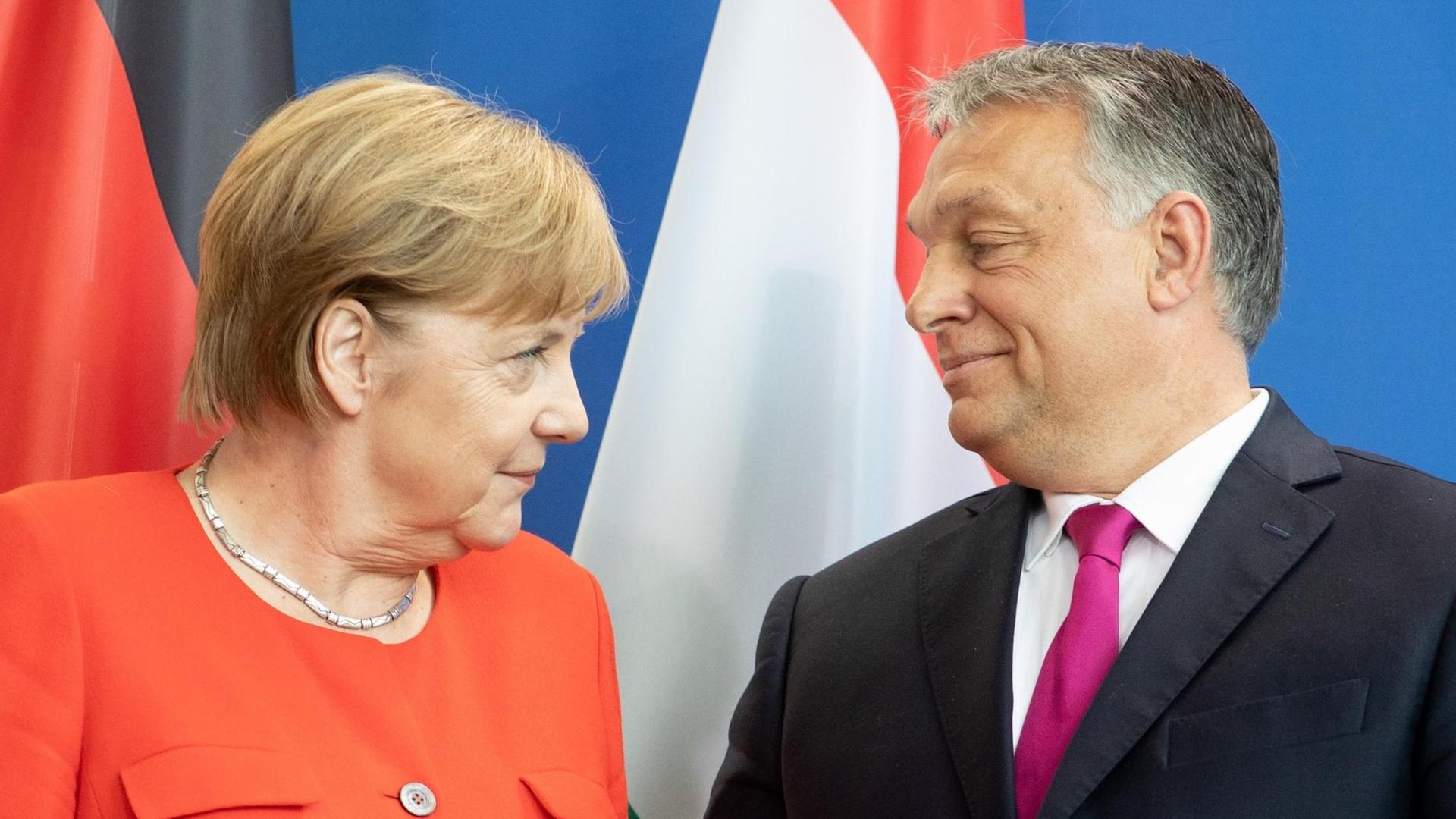 Bundeskanzlerin Angela Merkel (CDU) und Victor Orban, Ministerpräsident von Ungarn, schauen sich im Bundeskanzleramt nach einer Pressekonferenz in die Augen.