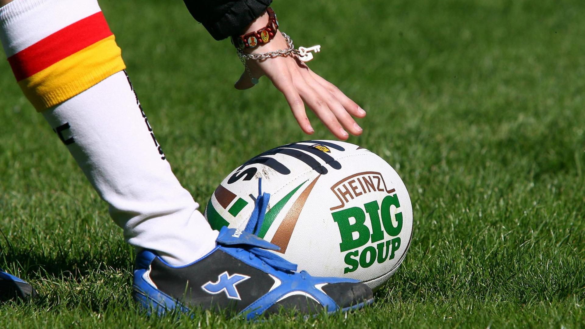 Eine Szene aus einem Rugbyspiel am 9. April 2012 in Perpignan in Frankreich. Eine Szene aus einem Rugbyspiel am 9. April 2012 in Perpignan in Frankreich.