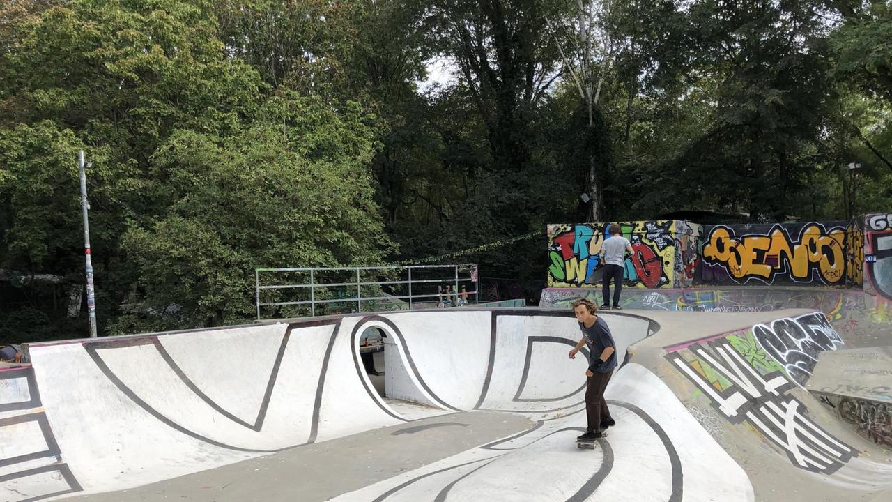 Ein Skateboardfahrer im Skaterpark Conne Island. Ein Skateboardfahrer im Skaterpark Conne Island.