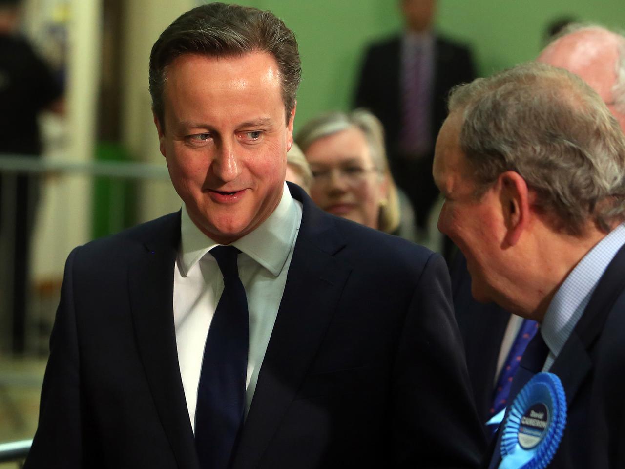 Prognosen zufolge konnten die Konservativen unter Premierminister Cameron Stimmen hinzugewinnen. Prognosen zufolge konnten die Konservativen unter Premierminister Cameron Stimmen hinzugewinnen.