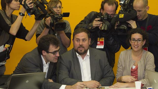 Der Führer der katalanischen Republikaner (ERC), Oriol Junqueras (Mitte), neben dem Wahlleiter, Lluis Salvado (L) und Generalsekretärin, Marta Rovira (R), während einer Pressekonferenz nach einem Treffen, um die Ergebnisse zu analysieren der katalanischen Regionalwahl in Barcelona, Nordosten Spaniens, 26. November 2012|
