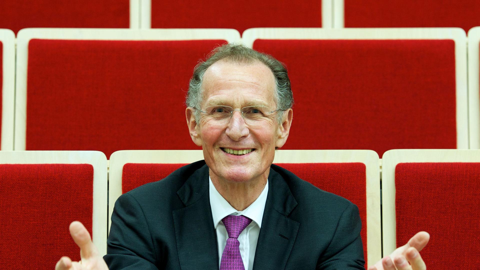 Der frühere Wirtschaftsweise Bert Rürup sitzt im Hörsaal des Auditorium Maximum in der Universität Leipzig. Der frühere Wirtschaftsweise Bert Rürup sitzt im Hörsaal des Auditorium Maximum in der Universität Leipzig.