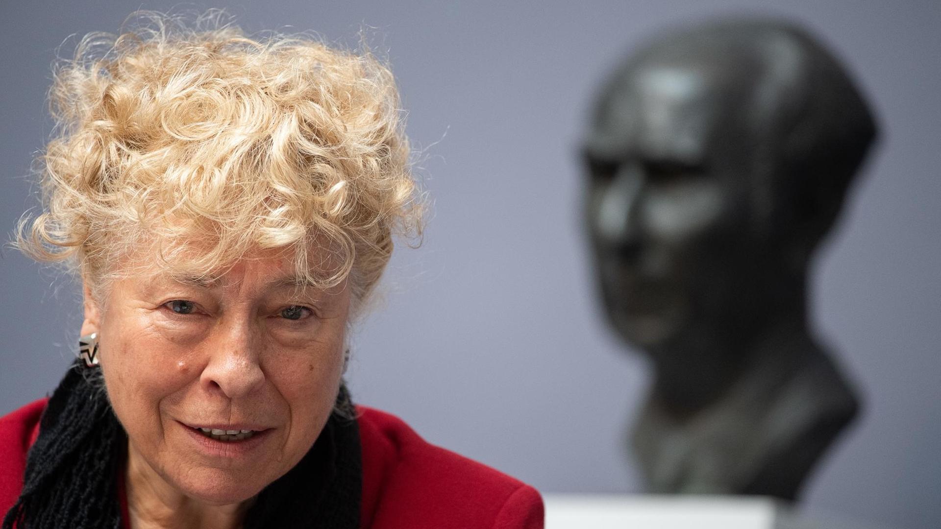 Die SPD-Politikerin Gesine Schwan, Kuratoriumsvorsitzende der Theodor-Heuss-Stiftung, spricht während der Verleihung des Theodor-Heuss-Preises. Die SPD-Politikerin Gesine Schwan, Kuratoriumsvorsitzende der Theodor-Heuss-Stiftung, spricht während der Verleihung des Theodor-Heuss-Preises.