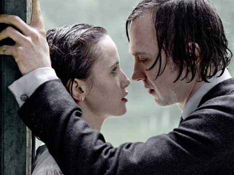 Verbotene Liebe: Peri Baumeister und Lars Eidinger im neuen Trakl-Film "Tabu" Verbotene Liebe: Peri Baumeister und Lars Eidinger im neuen Trakl-Film "Tabu"