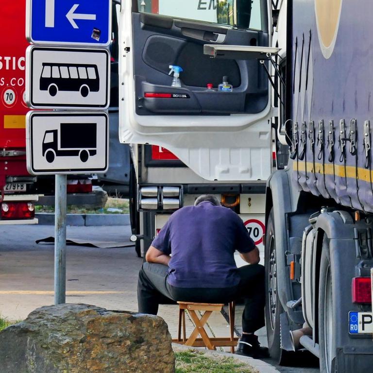 Das Foto zeigt einen LKW-Fahrer beim improvisierten Abendessen neben seinem Fahrzeug auf der Raststätte Ohligser Heide Ost.
