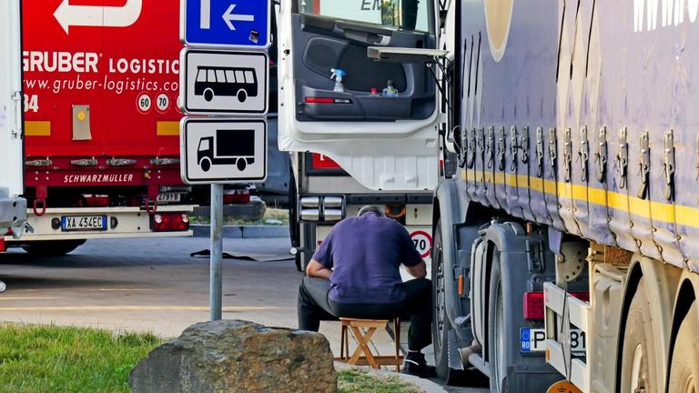 Das Foto zeigt einen LKW-Fahrer beim improvisierten Abendessen neben seinem Fahrzeug auf der Raststätte Ohligser Heide Ost.