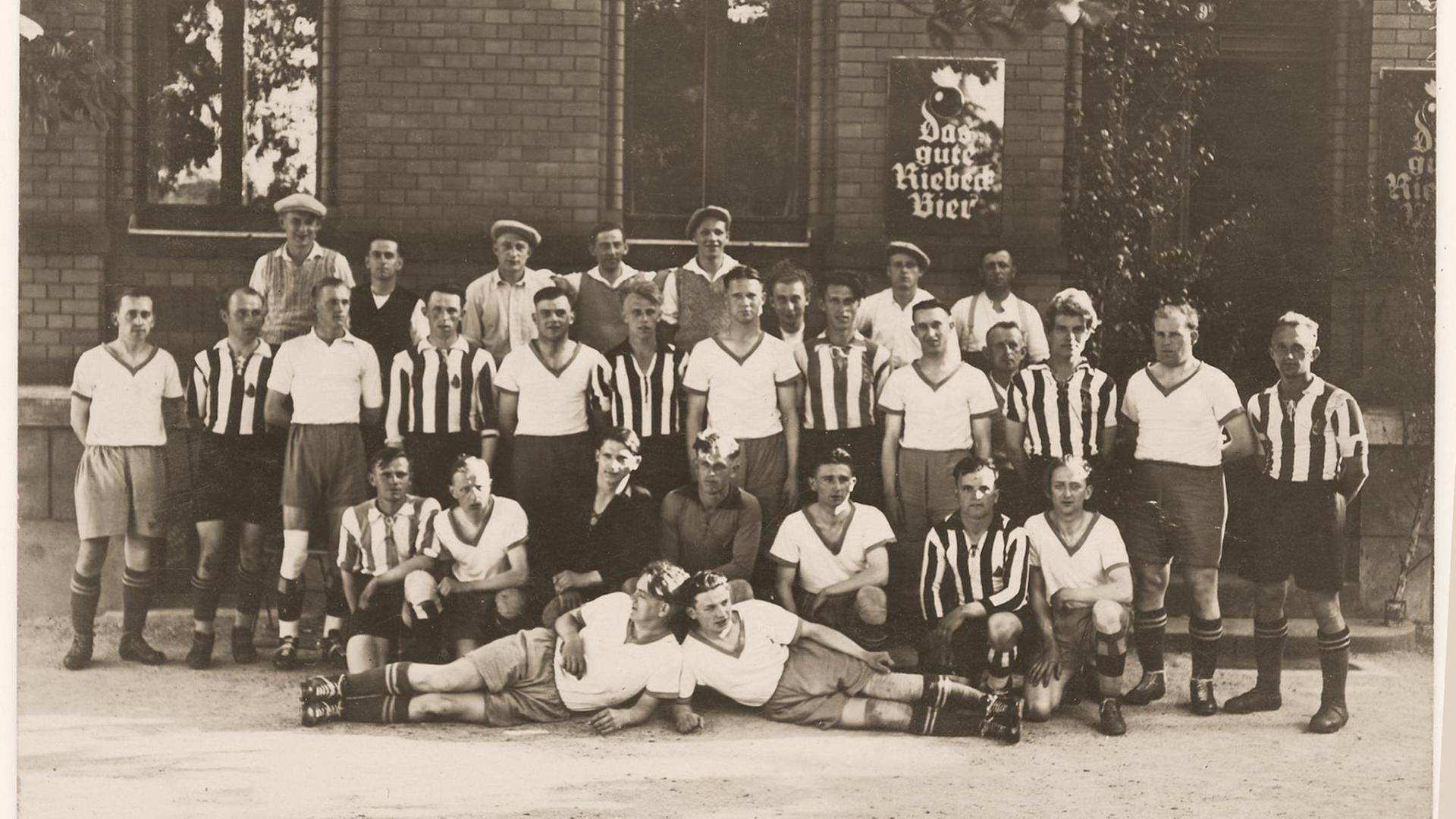 Der kommunistisch orientierte "Zentralverein für Kultur und Leibesübungen" Branids und der ASV Lichtenberg im Spätsommer 1928. Beide Arbeitersportvereine waren aus dem sozialdemokratischen Arbeiterturn- und Sportbund ausgeschlossen.