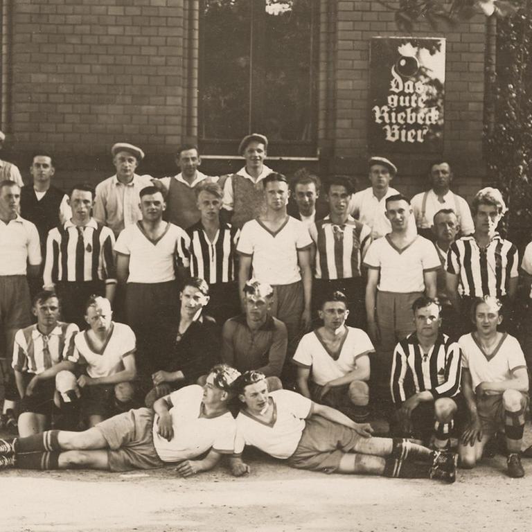 Der kommunistisch orientierte "Zentralverein für Kultur und Leibesübungen" Branids und der ASV Lichtenberg im Spätsommer 1928. 
Beide Arbeitersportvereine waren aus dem sozialdemokratischen Arbeiterturn- und Sportbund ausgeschlossen.