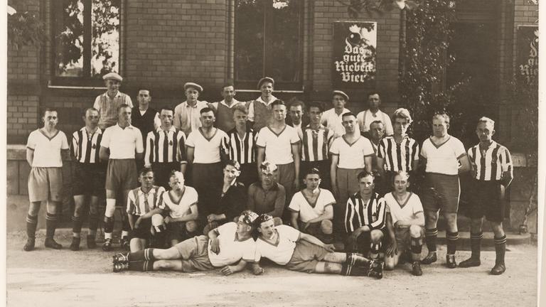 Der kommunistisch orientierte "Zentralverein für Kultur und Leibesübungen" Branids und der ASV Lichtenberg im Spätsommer 1928.
Beide Arbeitersportvereine waren aus dem sozialdemokratischen Arbeiterturn- und Sportbund ausgeschlossen. Der kommunistisch orientierte "Zentralverein für Kultur und Leibesübungen" Branids und der ASV Lichtenberg im Spätsommer 1928.
Beide Arbeitersportvereine waren aus dem sozialdemokratischen Arbeiterturn- und Sportbund ausgeschlossen.