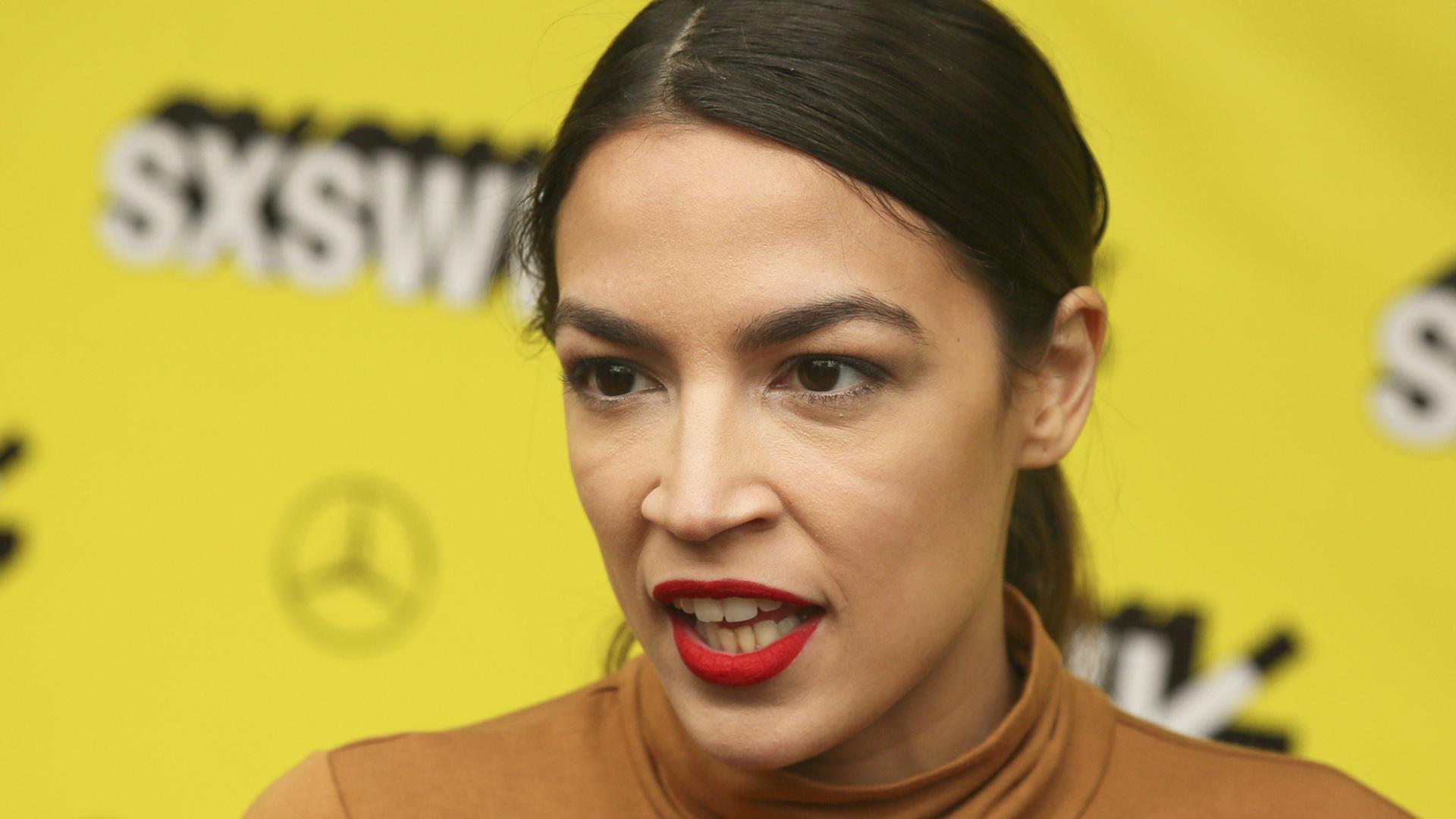 Die demokratische Politikerin Alexandria Ocasio-Cortez bei der Weltpremiere des Films "Knock Down the House" im Paramount Theatre in Austin, Texas Die demokratische Politikerin Alexandria Ocasio-Cortez bei der Weltpremiere des Films "Knock Down the House" im Paramount Theatre in Austin, Texas