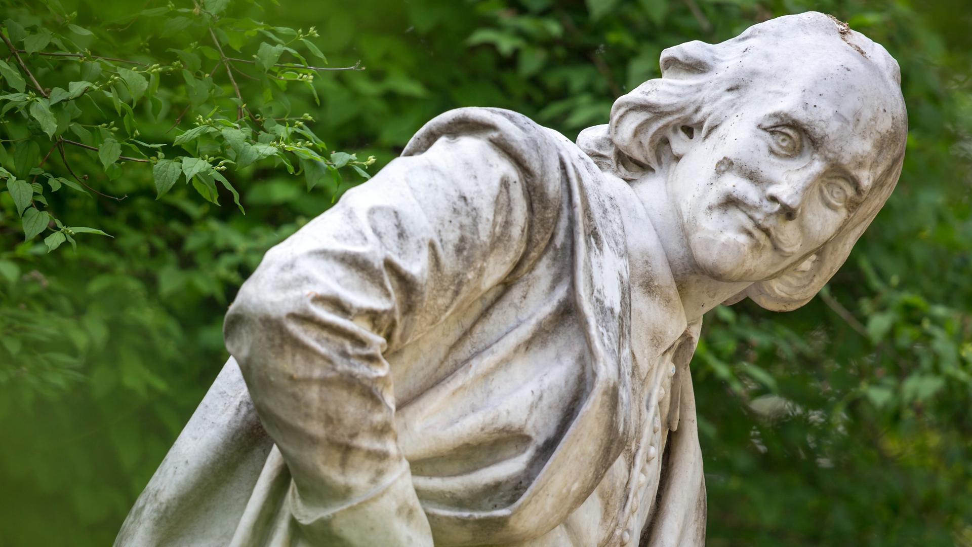 Das Denkmal von William Shakespeare, aufgenommen im Park an der Ilm in Weimar (Thüringen). Das Denkmal von William Shakespeare, aufgenommen im Park an der Ilm in Weimar (Thüringen).