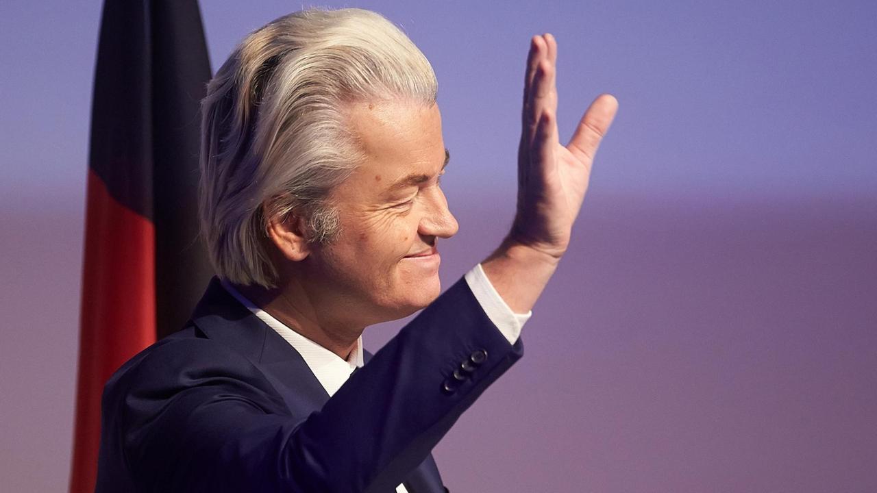 Der Vorsitzende der niederländischen Freiheitspartei (PVV), Geert Wilders, spricht am 21.01.2017 in Koblenz (Rheinland-Pfalz)zu Beginn der Tagung der rechtspopulistischen ENF-Fraktion. Der Vorsitzende der niederländischen Freiheitspartei (PVV), Geert Wilders, spricht am 21.01.2017 in Koblenz (Rheinland-Pfalz)zu Beginn der Tagung der rechtspopulistischen ENF-Fraktion.