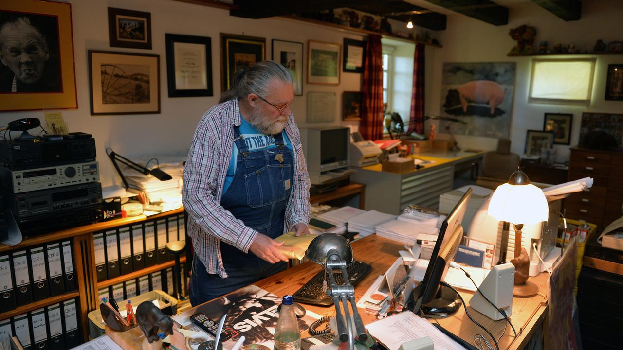 Richard Weize, Chef des Musiklabels Bear Family Records, steht in seinem Büro. Richard Weize, Chef des Musiklabels Bear Family Records, steht in seinem Büro.