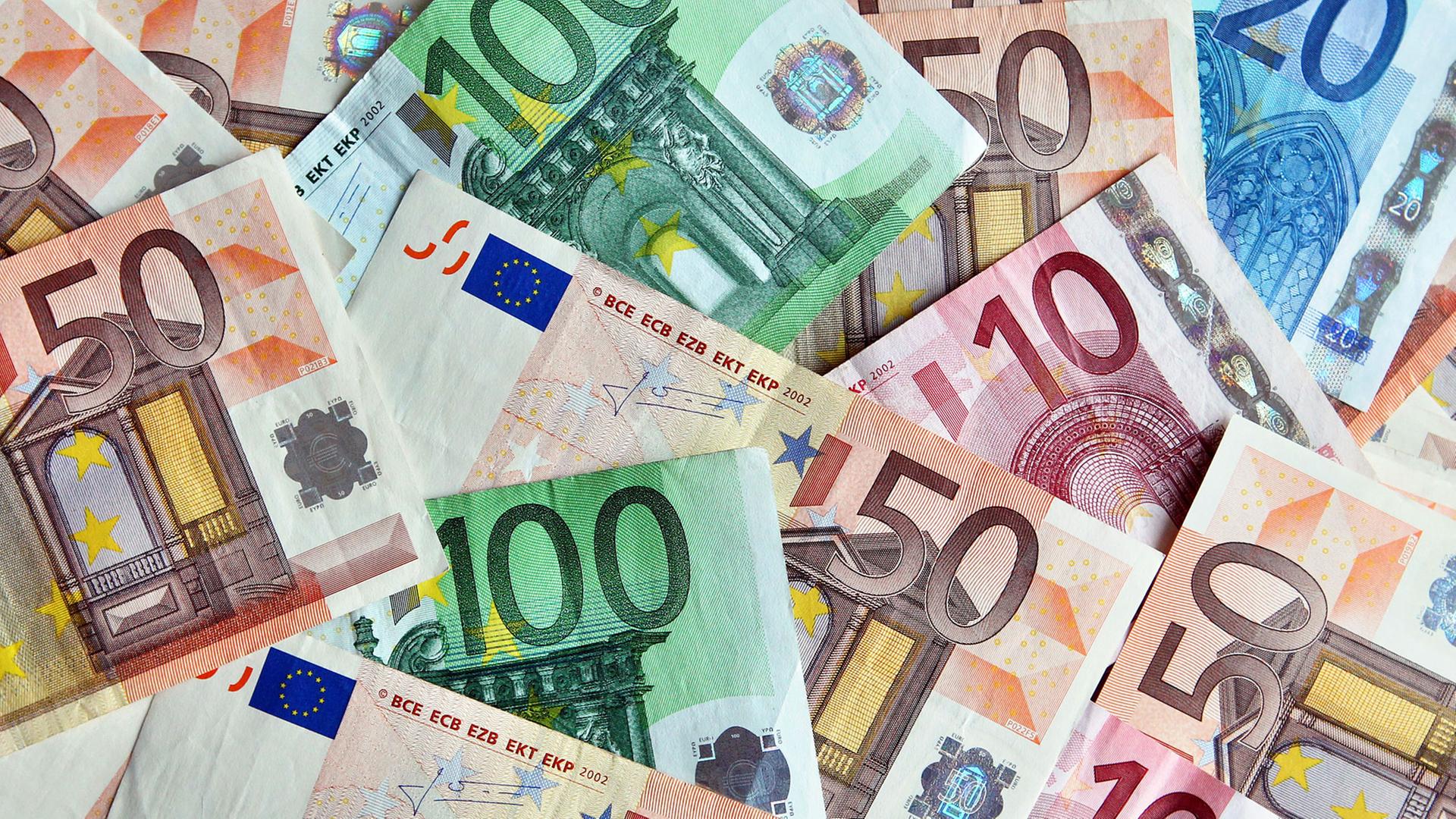 Blick auf mehrere Euro-Banknoten Blick auf mehrere Euro-Banknoten