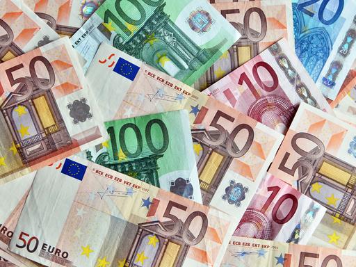 Blick auf mehrere Euro-Banknoten