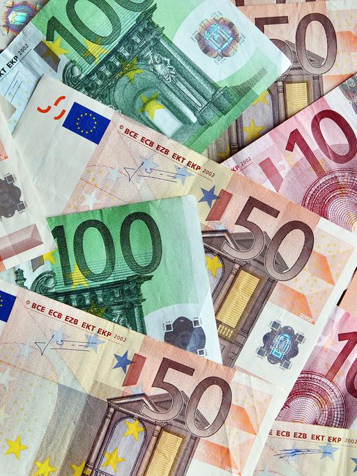 Blick auf mehrere Euro-Banknoten