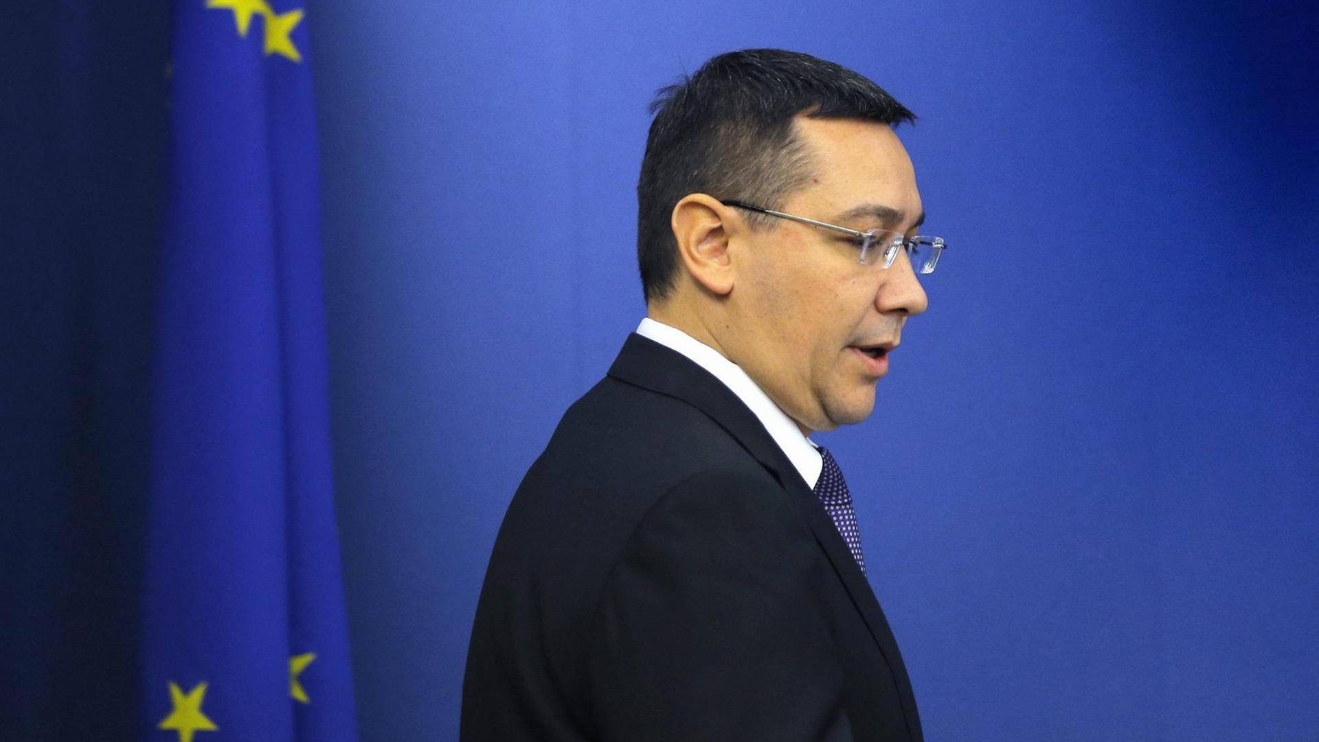 Victor Ponta geht an einer EU-Flagge vorbei.