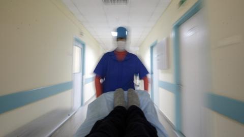 Ein Doktor mit einem Patienten auf dem Weg zur Intensive-Care Unit (ICU) im russischen Regional Vascular Center zur Behandlung von Gefäßkrankheiten.