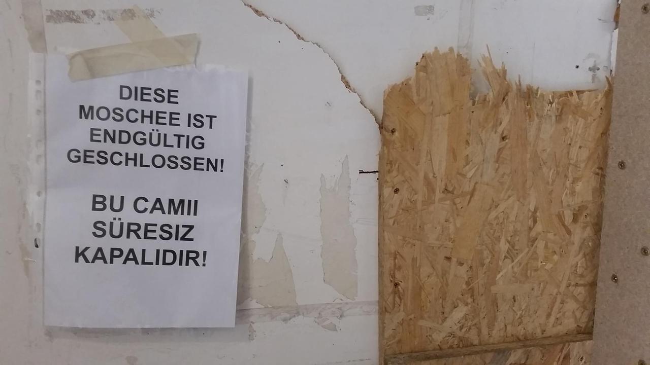 Die Nachricht auf Deutsch und Türkisch an der provisorisch gesicherten Tür.