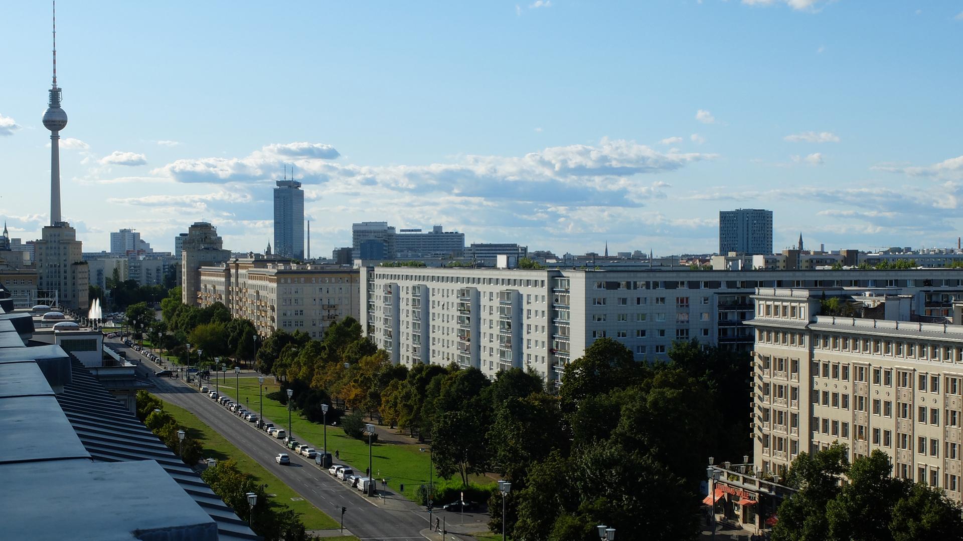 Die Karl-Marx-Allee in Berlin von oben Die Karl-Marx-Allee in Berlin von oben