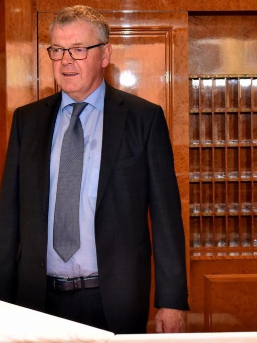 Josef Ludwig, Leiter des Amt für Wohnungswesen der Stadt Köln steht an der Rezeption in Köln bei einem Pressetermin zur neuen Flüchtlingsunterkunft Bonotel. 