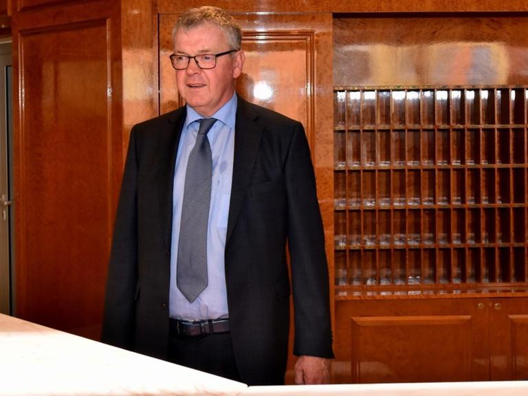 Josef Ludwig, Leiter des Amt für Wohnungswesen der Stadt Köln steht an der Rezeption in Köln bei einem Pressetermin zur neuen Flüchtlingsunterkunft Bonotel. 