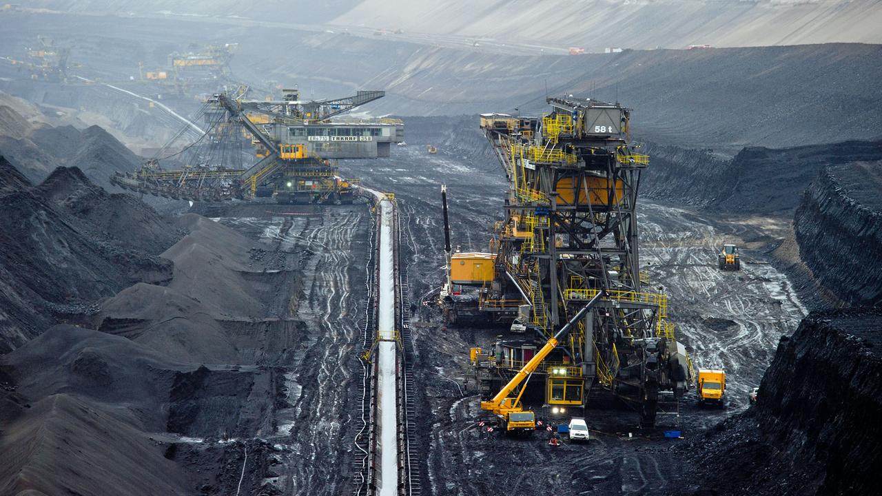 Fördertechnik steht im Braunkohletagebau der Vattenfall AG am Kohleflöz im südbrandenburgischen Welzow. Fördertechnik steht im Braunkohletagebau der Vattenfall AG am Kohleflöz im südbrandenburgischen Welzow.