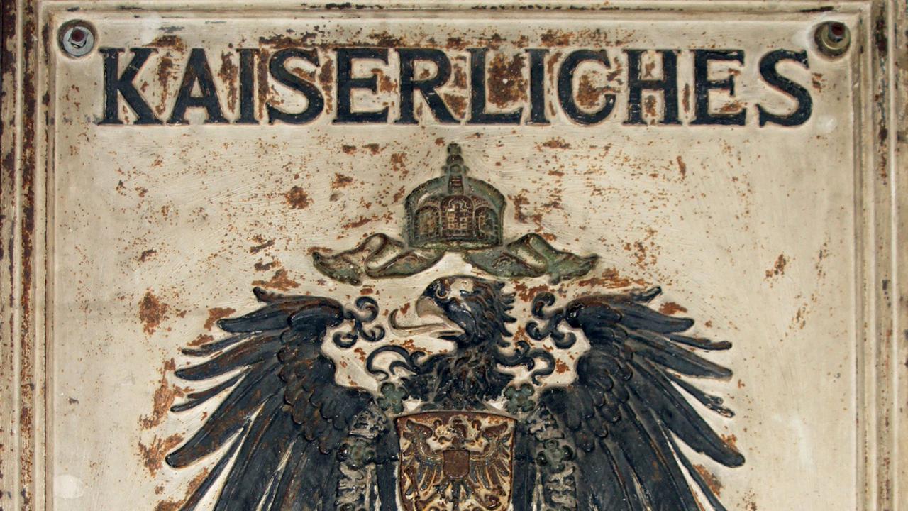 Das Wappen des ehemaligen deutschen Zollamtes ist im Nationalmuseum in Daressalam ausgestellt. Das Wappen des ehemaligen deutschen Zollamtes ist im Nationalmuseum in Daressalam ausgestellt.