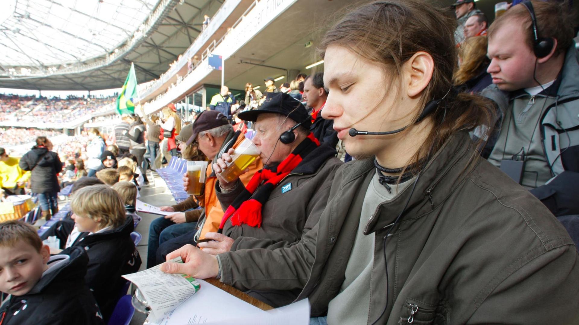 Live-Reporter helfen blinden und sehbehinderten Fußballfans, Bundesligaspiele mitzuverfolgen. Live-Reporter helfen blinden und sehbehinderten Fußballfans, Bundesligaspiele mitzuverfolgen.