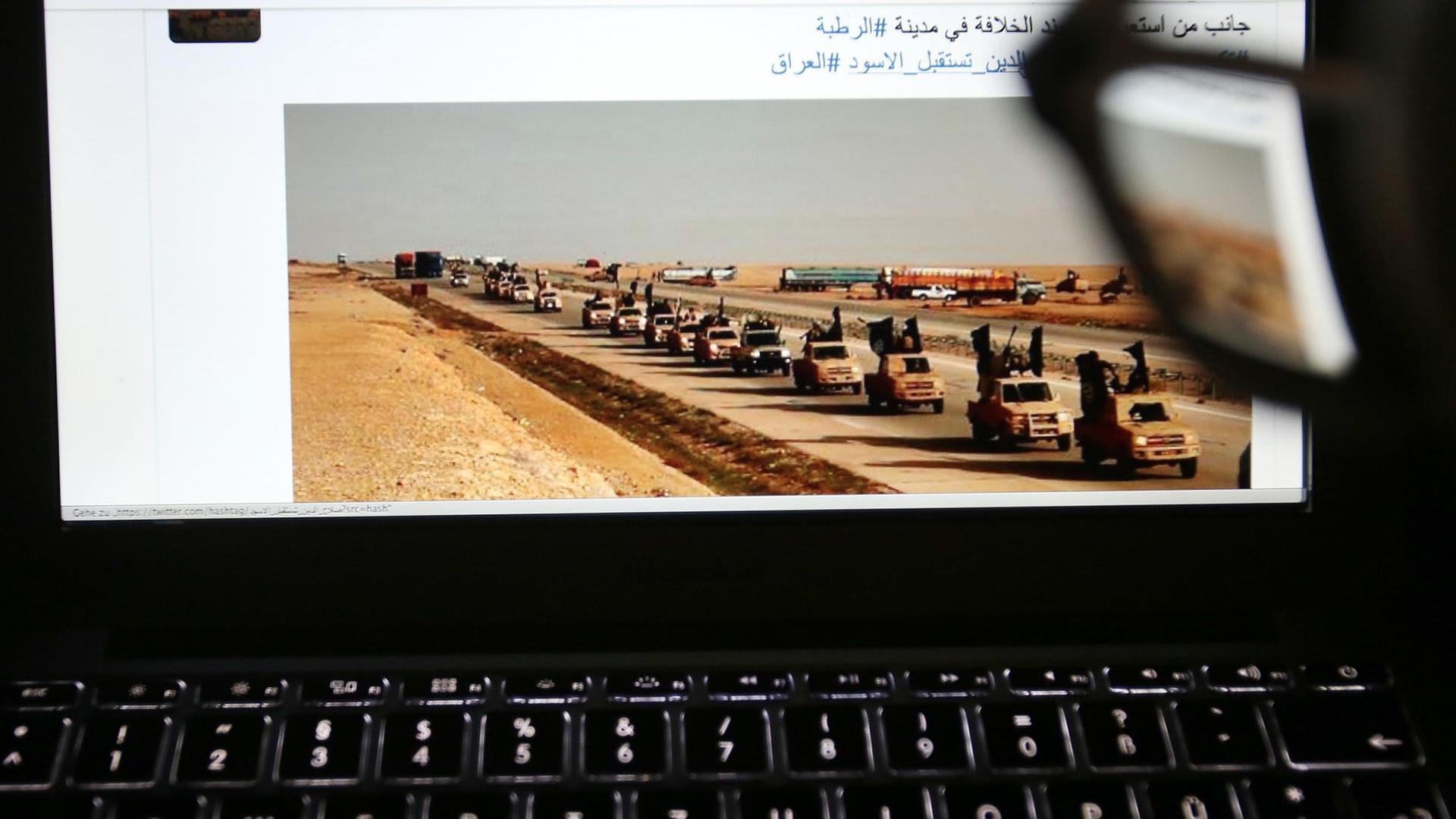 Eine junge Frau schaut in Köln auf einen Computermonitor, auf dem einer Website mit Propaganda des IS zu sehen ist. Eine junge Frau schaut in Köln auf einen Computermonitor, auf dem einer Website mit Propaganda des IS zu sehen ist.